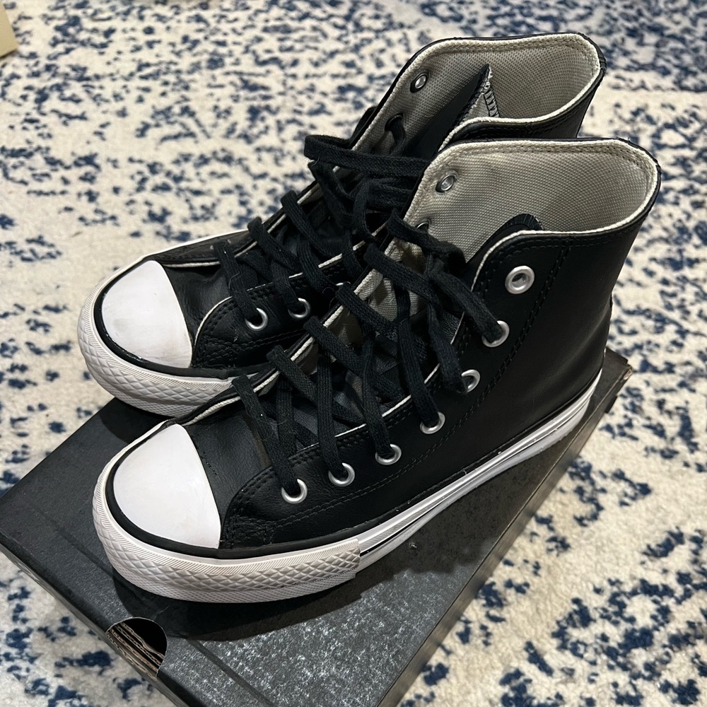 Converse LEATHER high tops 
Like new condition!! Size 2Y youth
Black